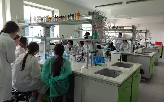 Studenci przeprowadzający eksperymenty w laboratorium z daleka