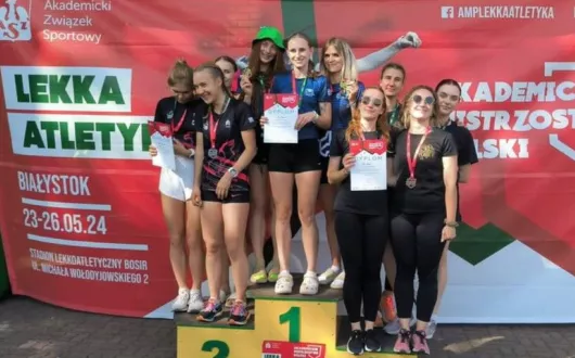 Zwyciężczynie sztafety na podium