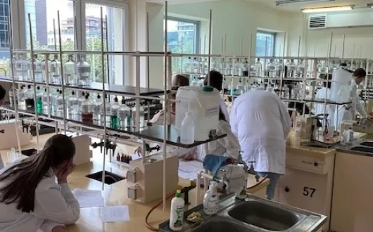 Uczniowie w laboratorium