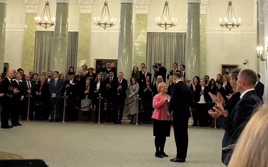 Prezydent wręcza nominację profesorską prof. Żyżelewicz