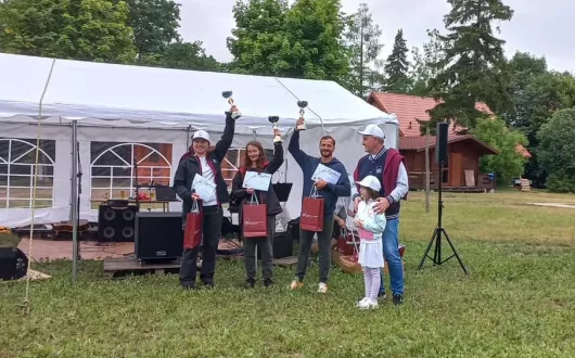 Drużyna naszego Wydziału z pucharami w towarzystwie Rektora PŁ