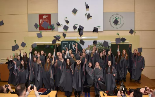 Absolwenci podrzucają birety