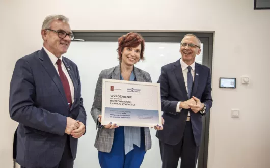 Dziekan wydziału odbiera wyróżnienie