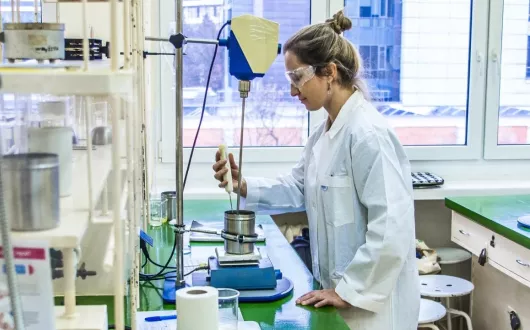 Dr Ewa Maciejczyk w laboratorium