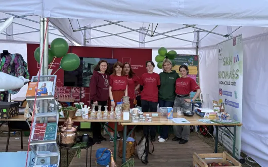 Przedstawiciele Wydziału przy stoisku festiwalowym