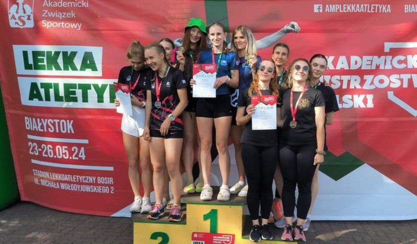 Zwyciężczynie sztafety na podium