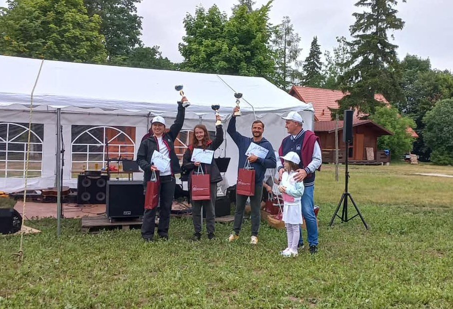 Drużyna naszego Wydziału z pucharami w towarzystwie Rektora PŁ