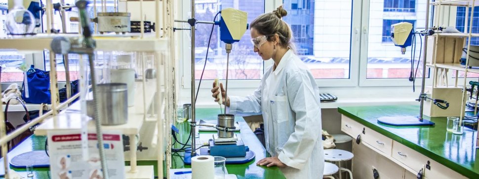Dr Ewa Maciejczyk w laboratorium
