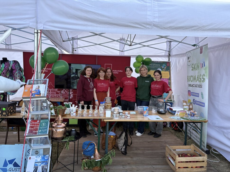 Przedstawiciele Wydziału przy stoisku festiwalowym