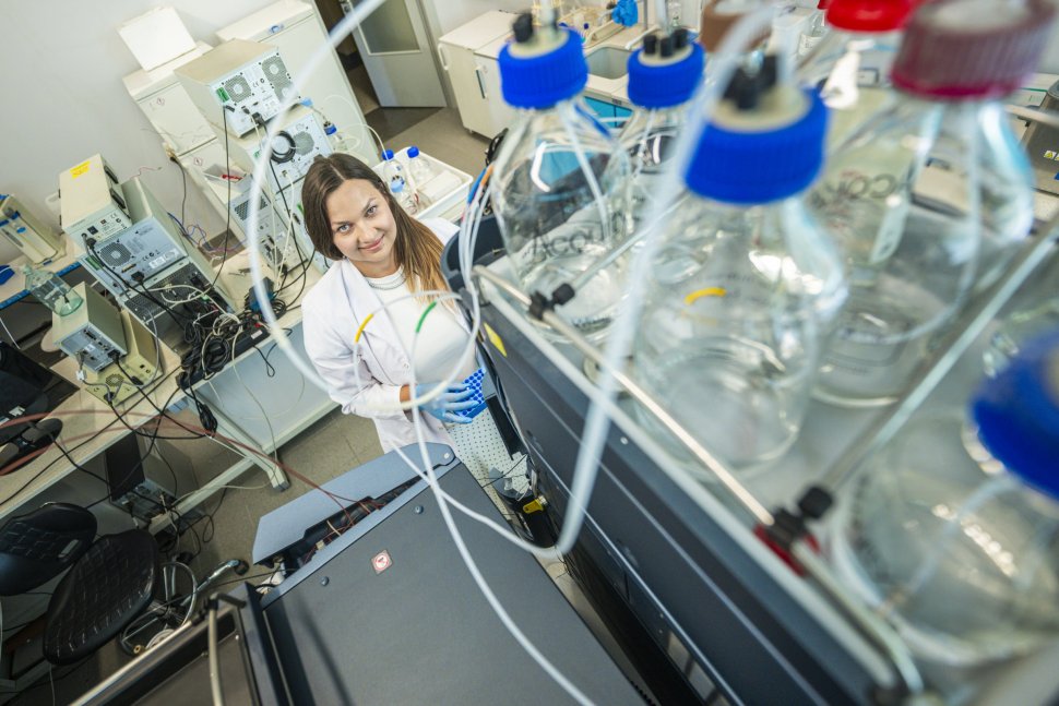 dr inż. Dominika Kajszczak w laboratorium