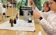 Uczniowie w laboratorium robią doświadczenia