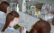 Uczniowie w laboratorium