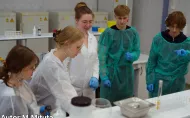 Uczniowie w laboratorium