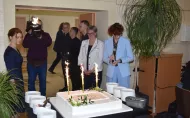 Dziekani wydziału i tort jubileuszowy