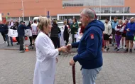Rektor PŁ prof. dr hab. inż. Krzysztof Jóźwik składa gratulacje uczestniczce biegu