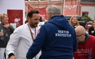 Rektor PŁ prof. dr hab. inż. Krzysztof Jóźwik składa gratulacje uczestnikowi biegu